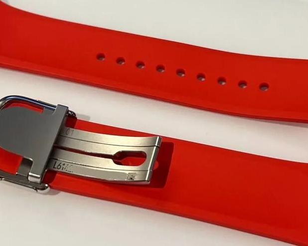 В сети появился прототип так и не выпущенного силиконового ремешка Apple Watch с металлической застежкой